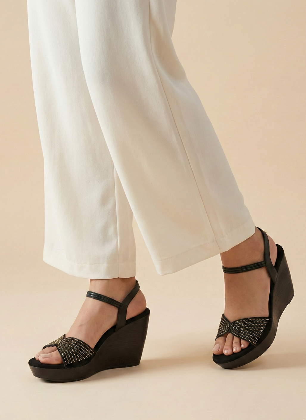 BUTTERFLY SANDAL Secondary image